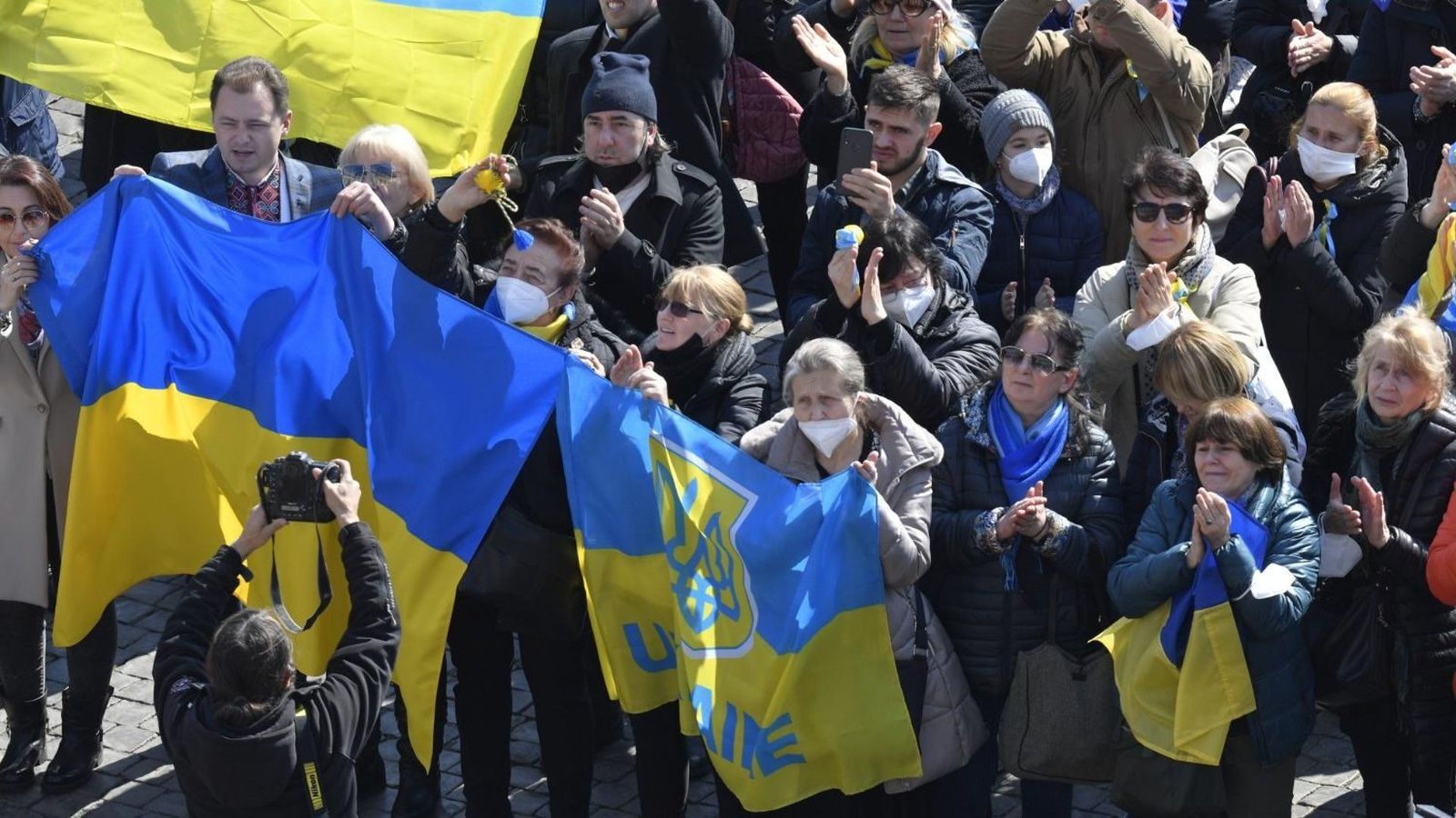 Banderas ucranianas en el Vaticano