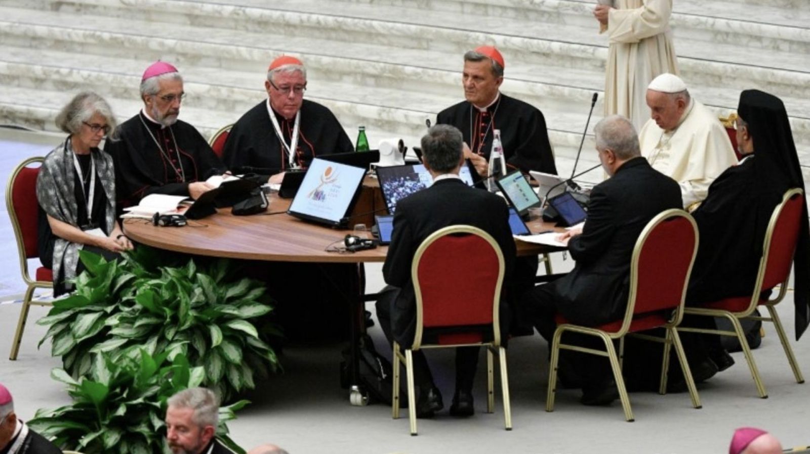 La mesa sinodal del Papa