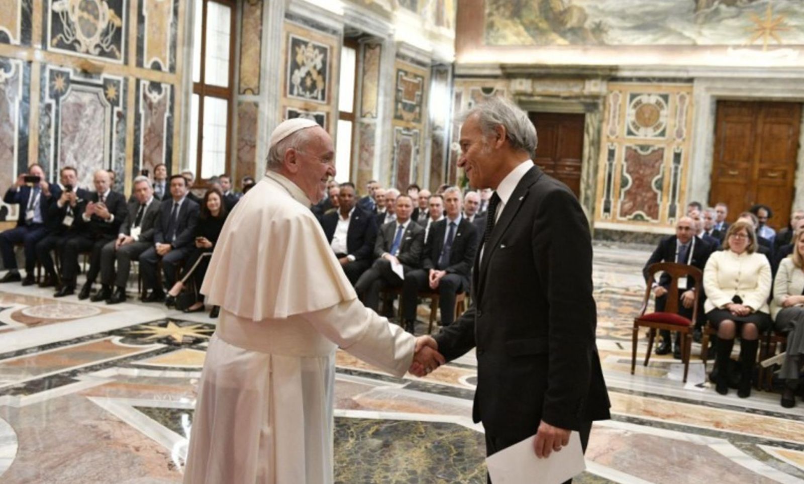 Francisco saluda a un representante de la UFI