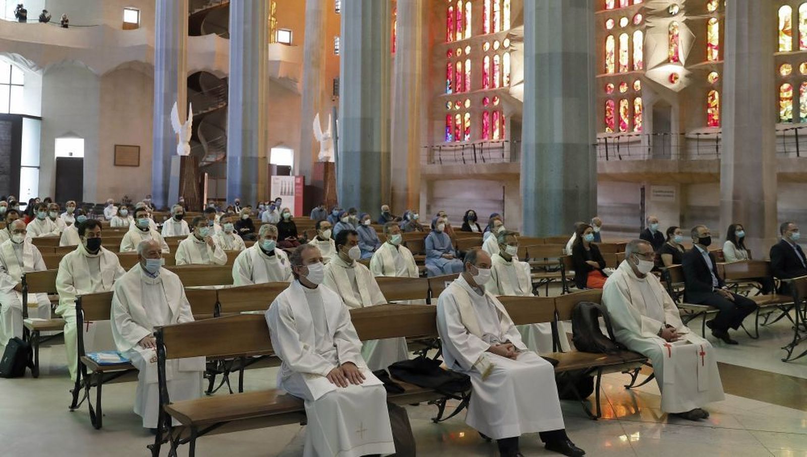 Decenas de sacerdotes con mascarilla en la Sagrada Familia