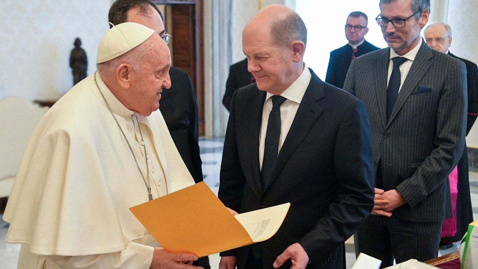 El Papa, con Olaf Scholz