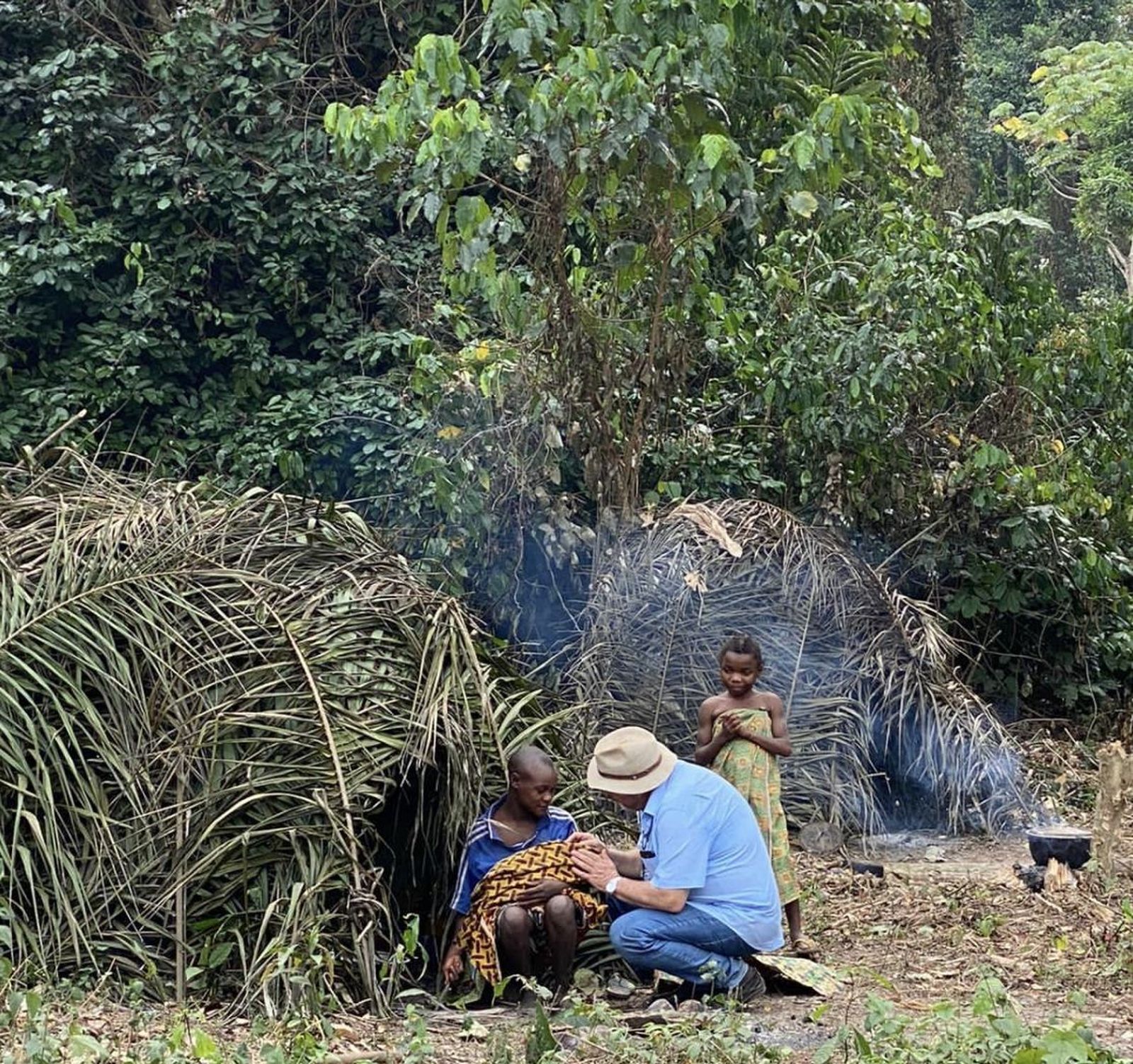 Ruiz con los pigmeos Akas