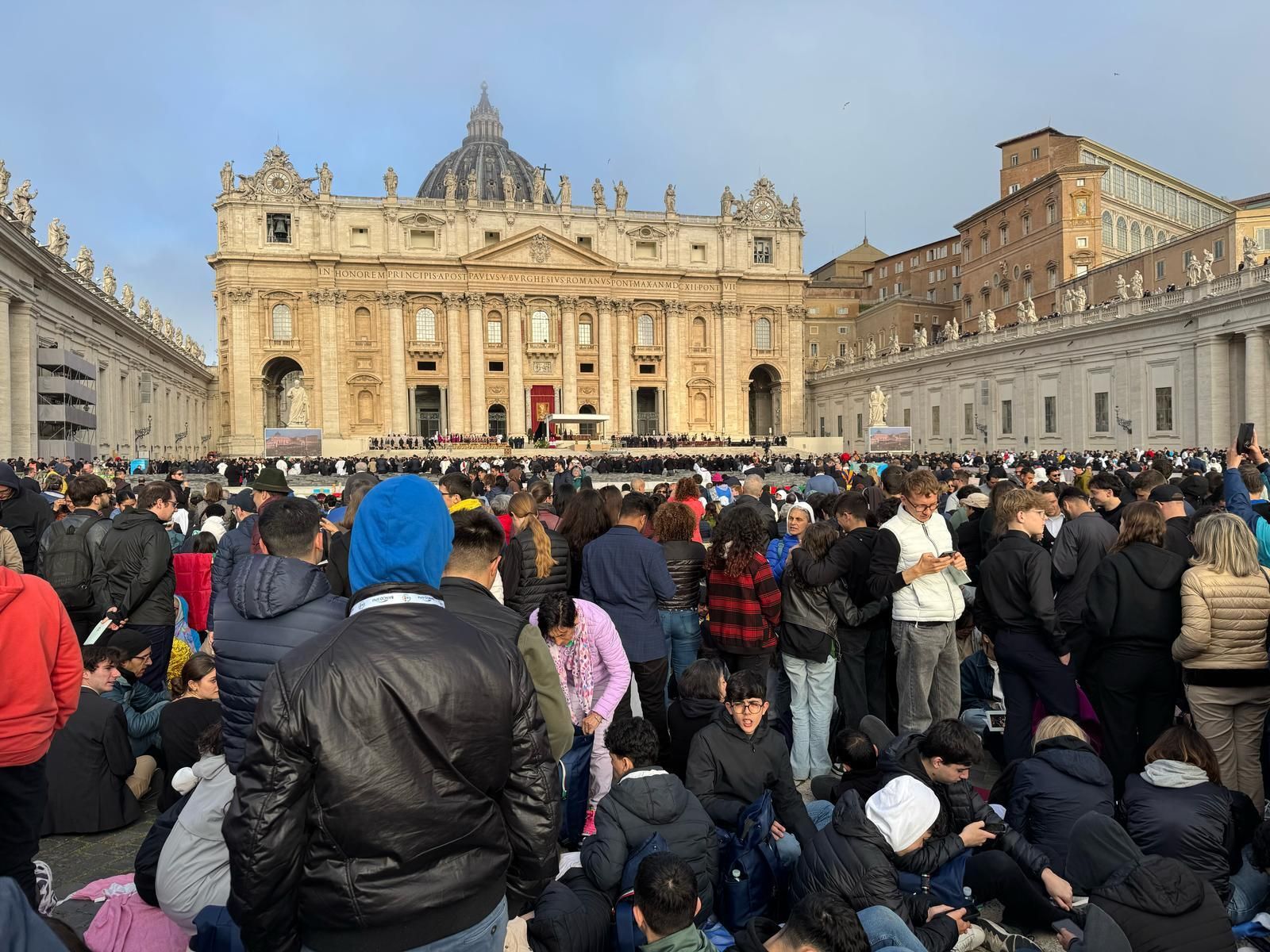Los fieles ya llenan la plaza de San Pedro