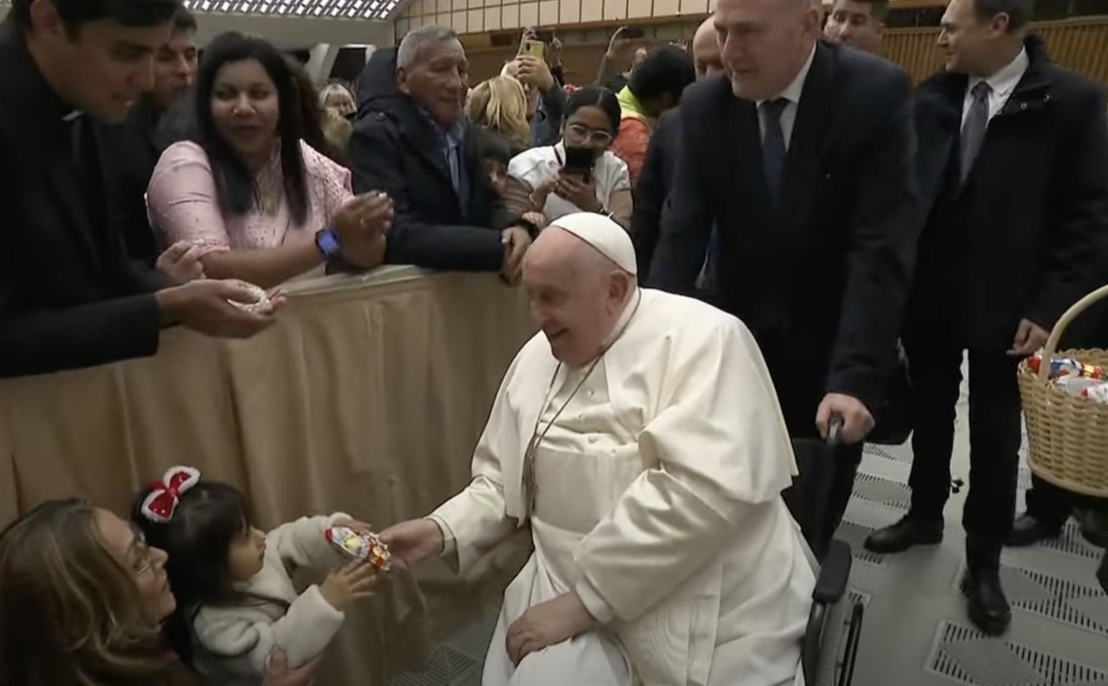 El Papa reparte regalos en la audiencia a los empleados del Vaticano y a sus familias