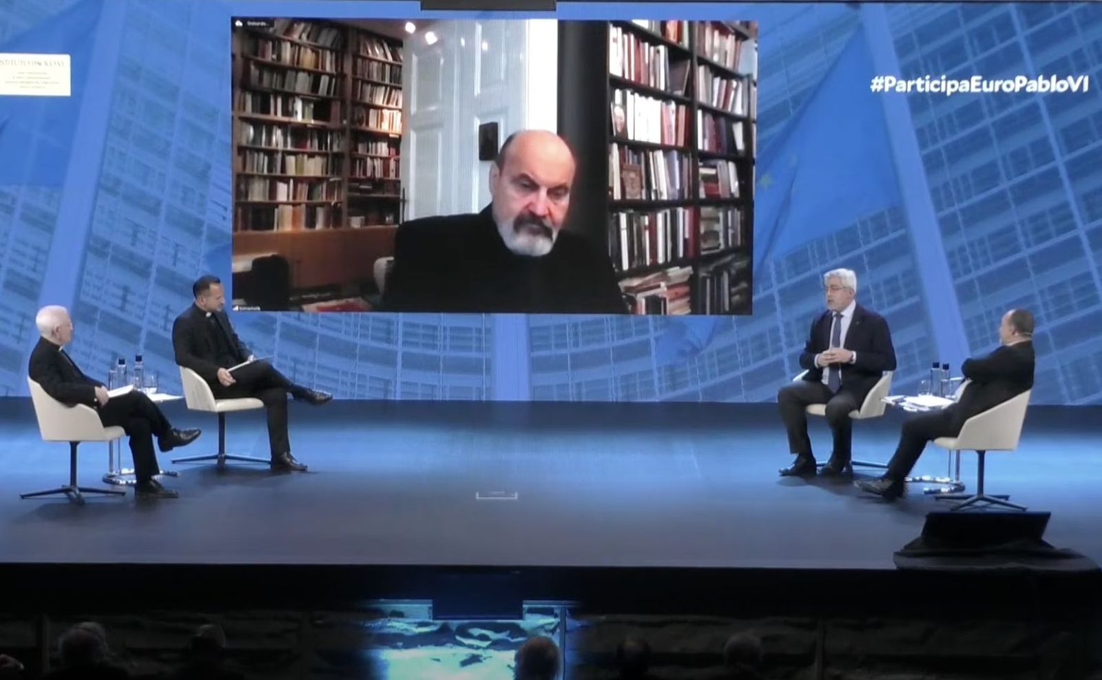 Los participantes, con el moderador, el sacerdote Rafael Vázquez