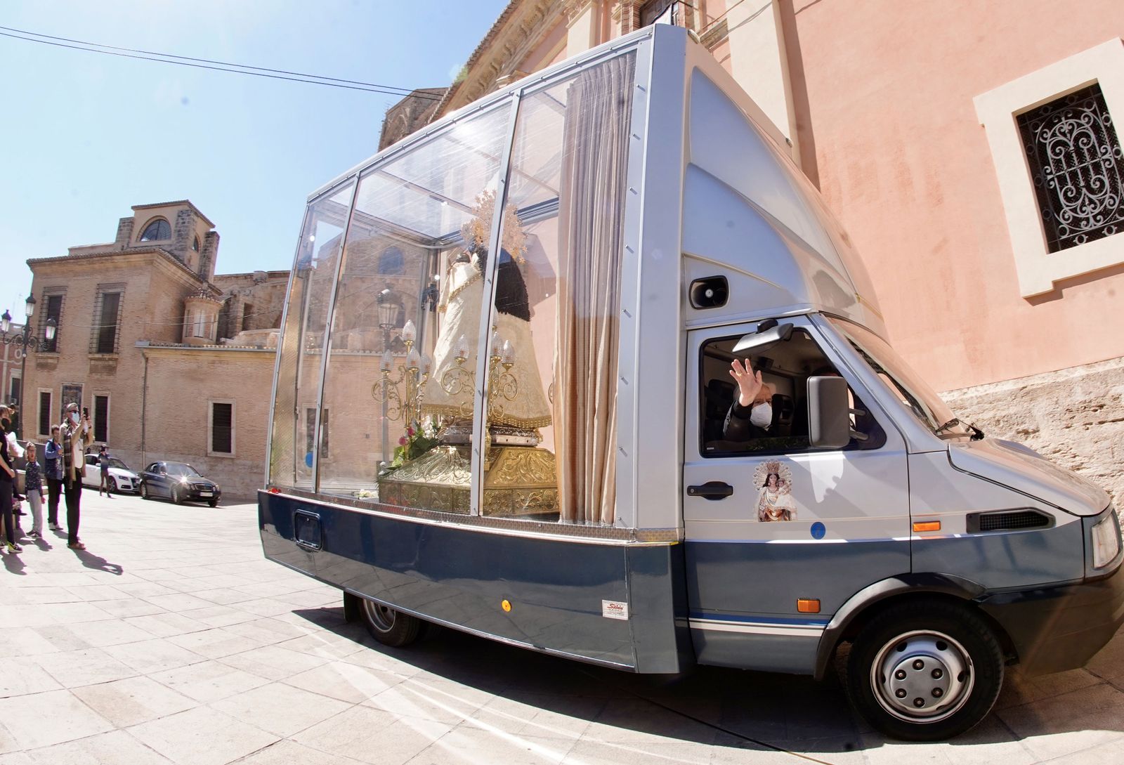 El cardenal en el "Maremóvil"