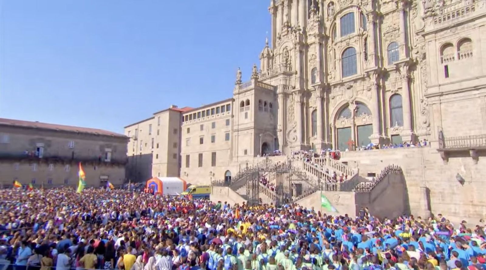 Jóvenes a los pies de la catedral de Santiago