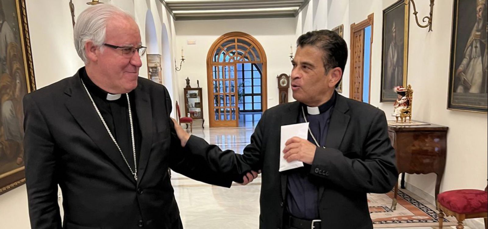 Saiz Meness, con Rolando Álvarez