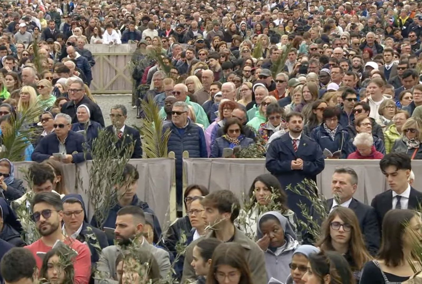Fieles siguen la misa del Domingo de Ramos en la plaza de San Pedro