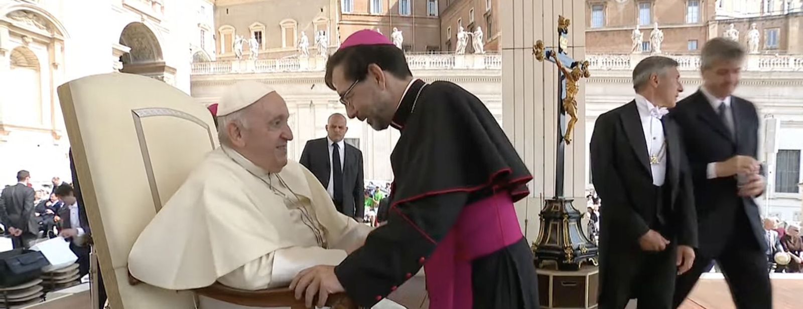 El Papa saluda a José Cobo en una audiencia