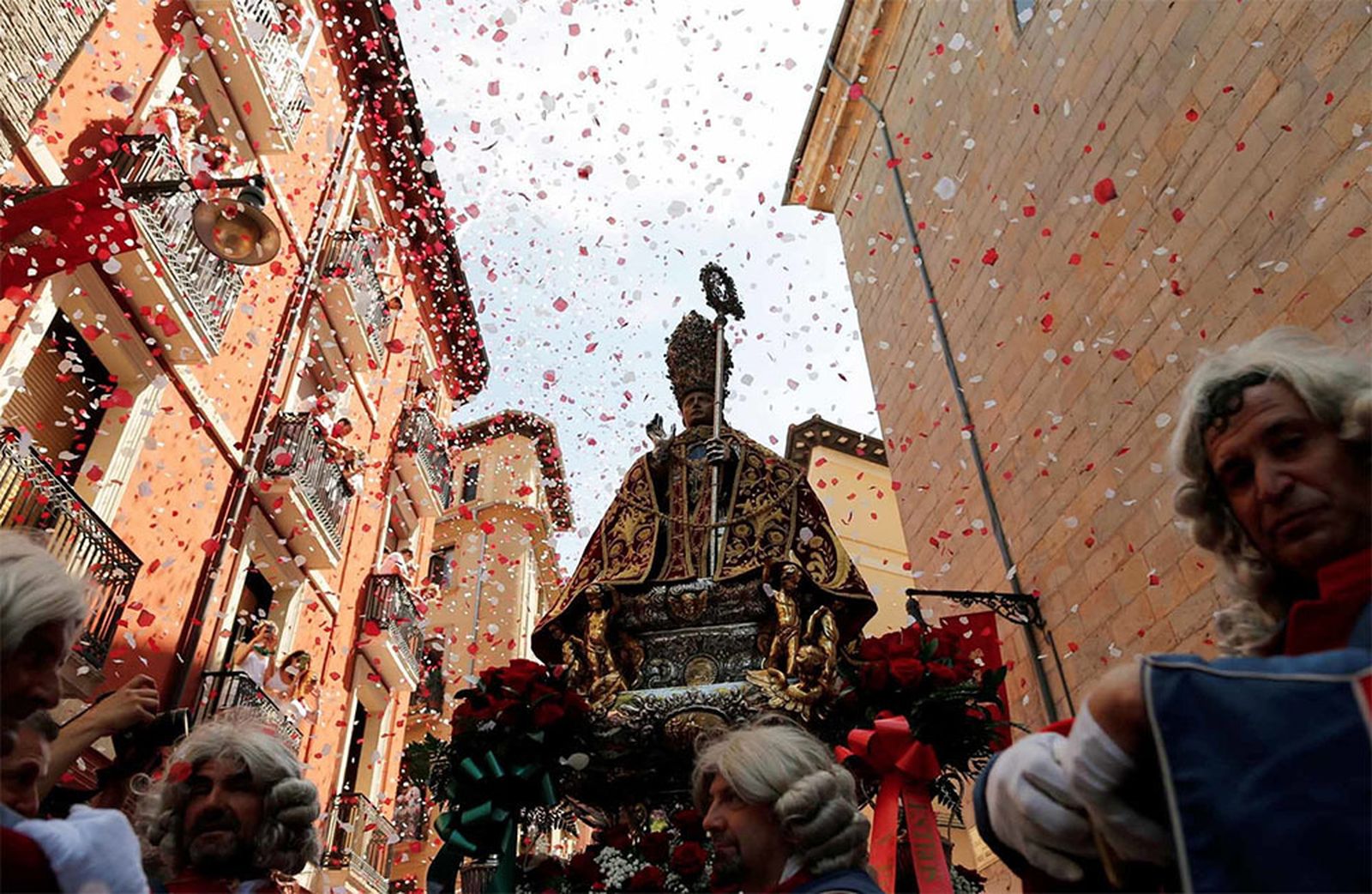 Lluvia de pétalos de rosa para San Fermin