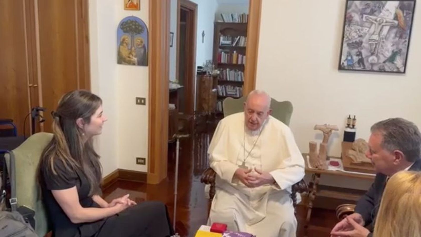 Francisco con una víctima del criminal argentino Astiz