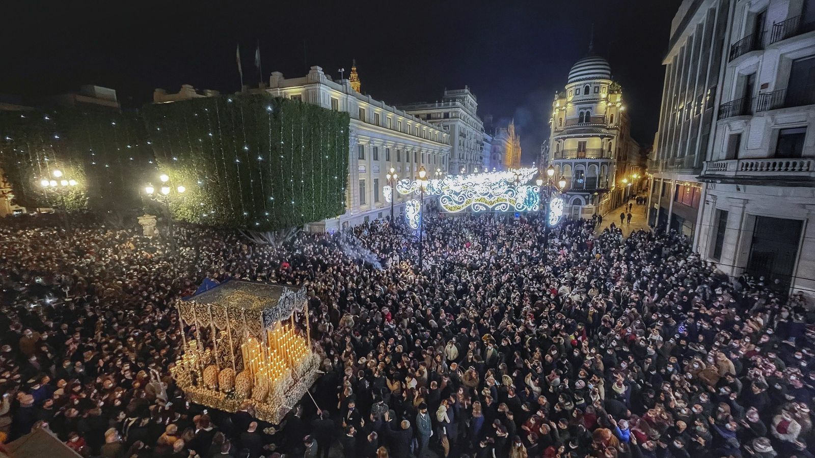 La Candelaria deja en Sevilla retazos de Semana Santa con sabor navideño
