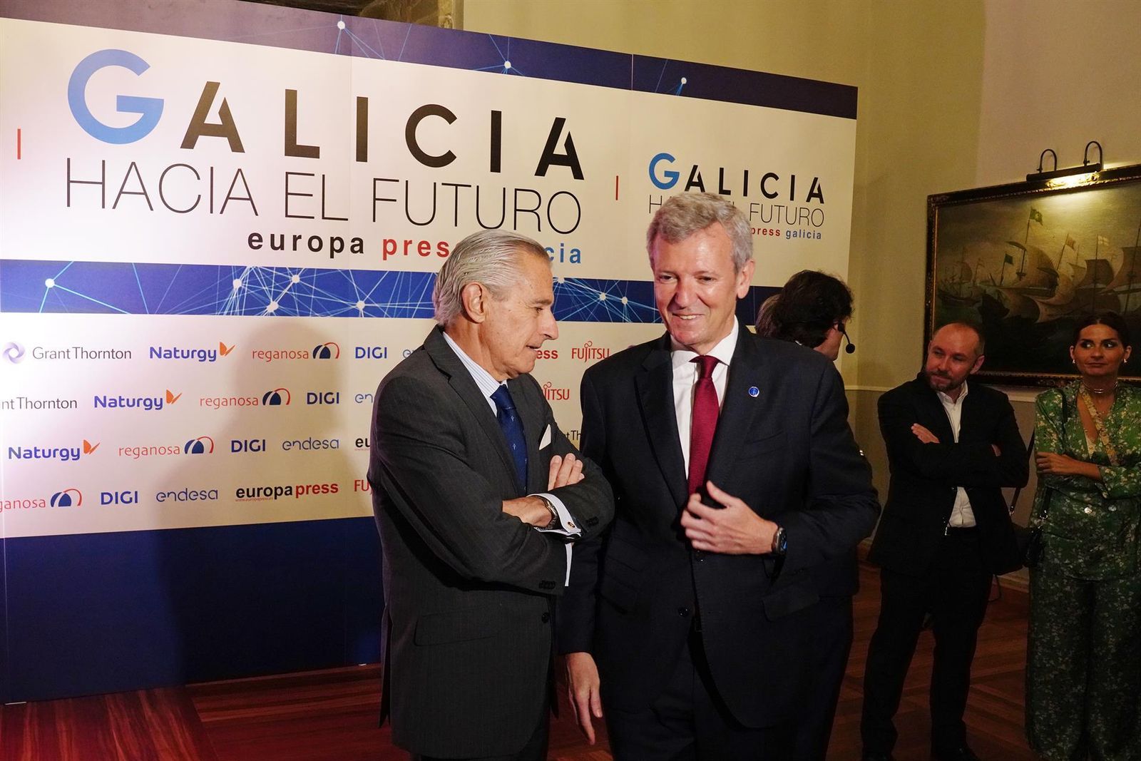 Alfonso Rueda (dcha.) en la apertura de la jornada 'Galicia hacia el futuro'