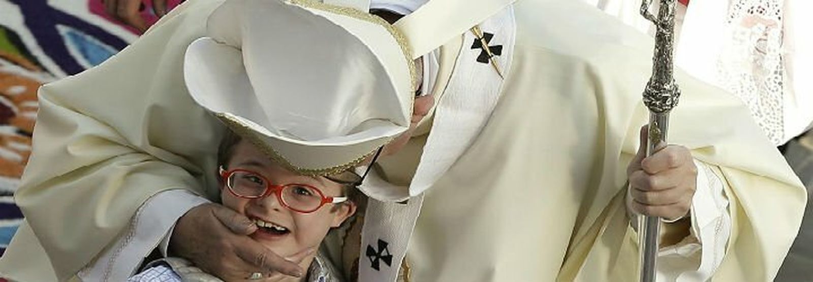 Francisco besa a un niño con síndrome de Down