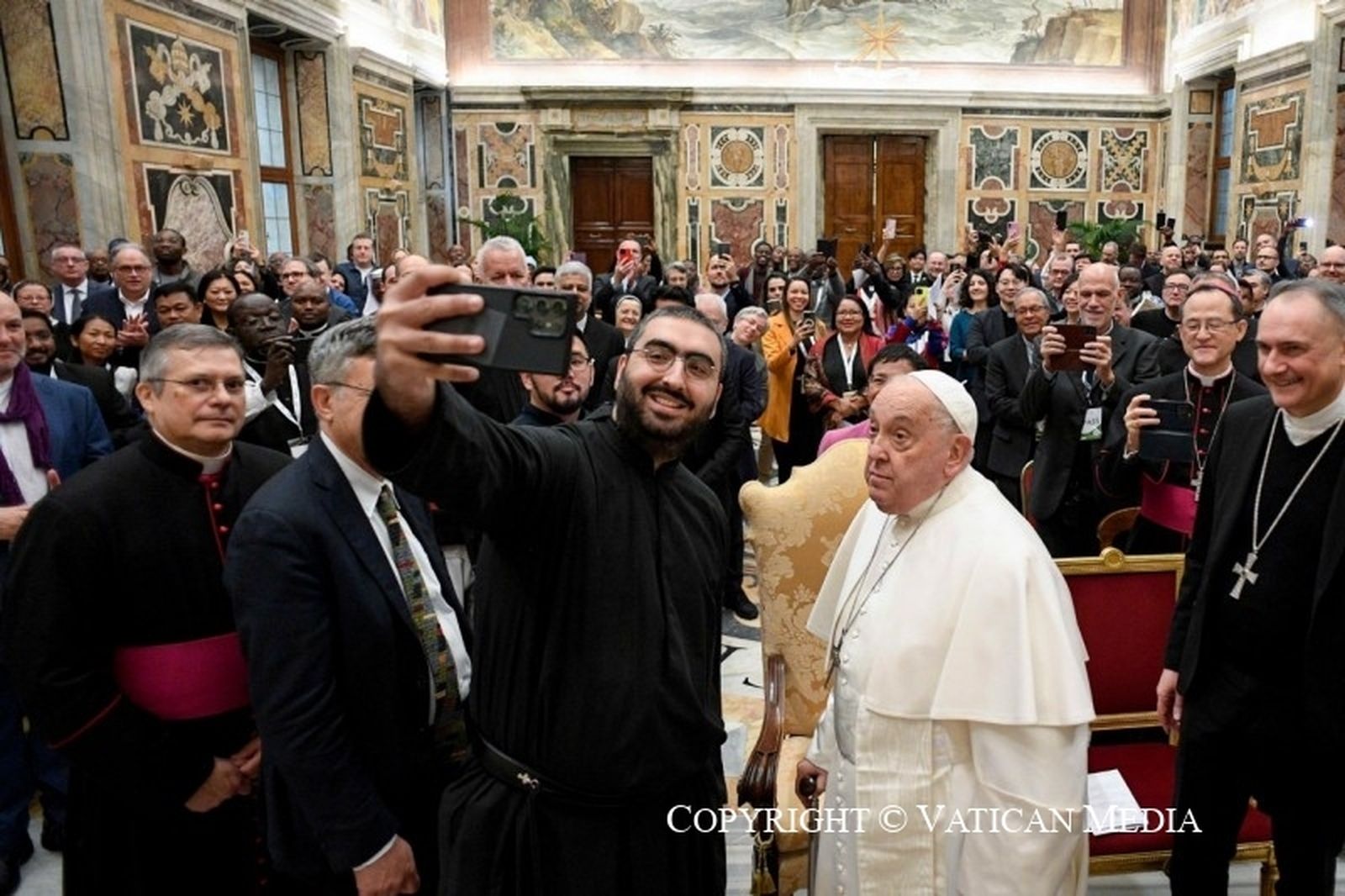 Selfie del Papa con los comunicadores