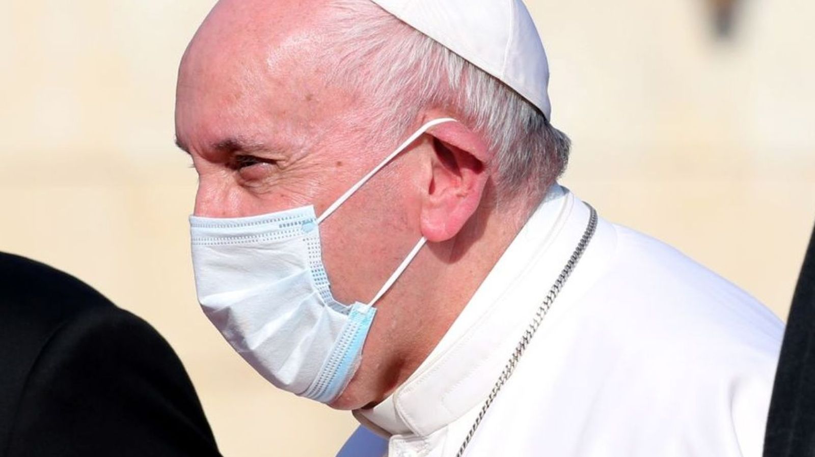 El papa, con mascarilla