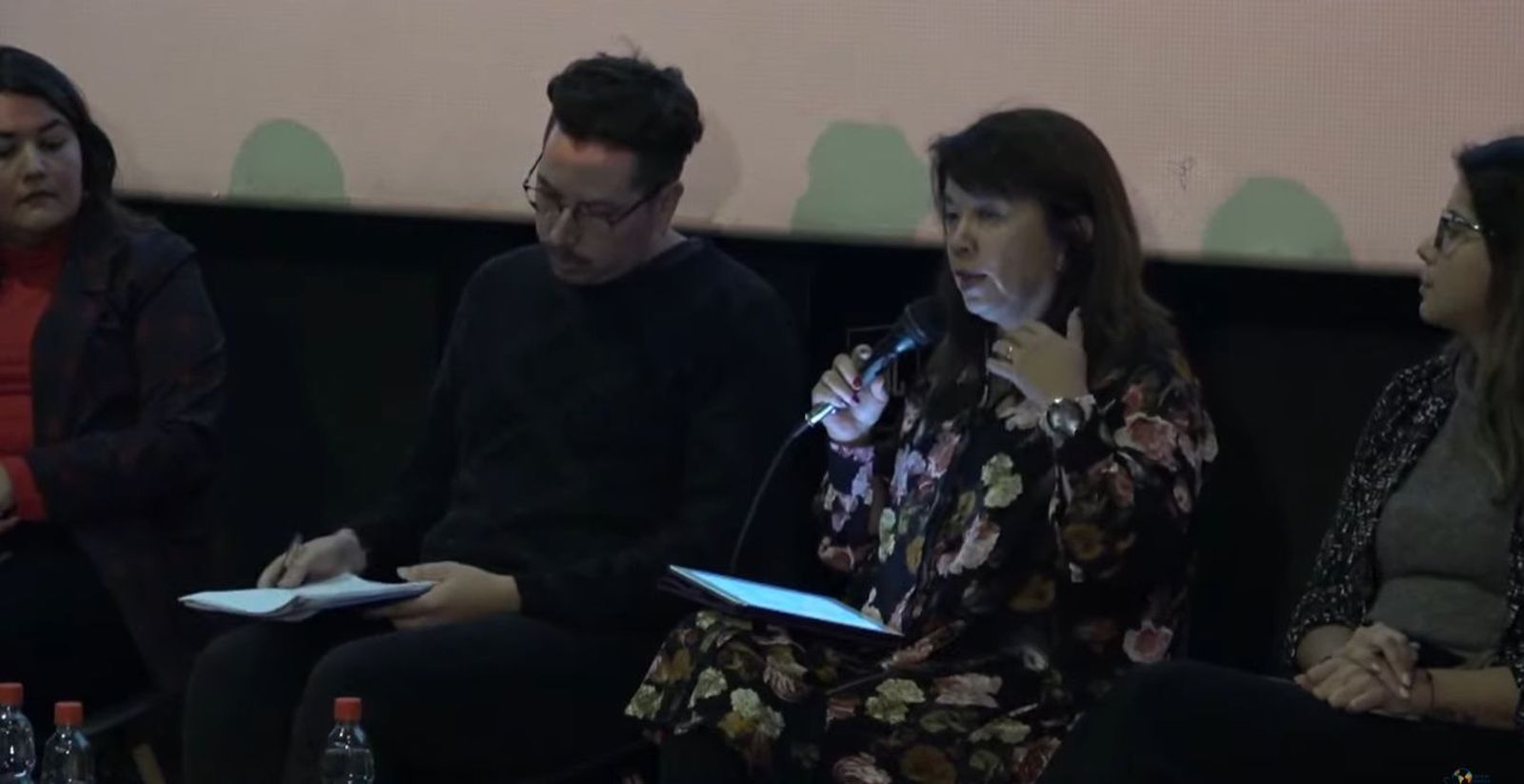 Panelistas en foro sobre migraciones en Chile