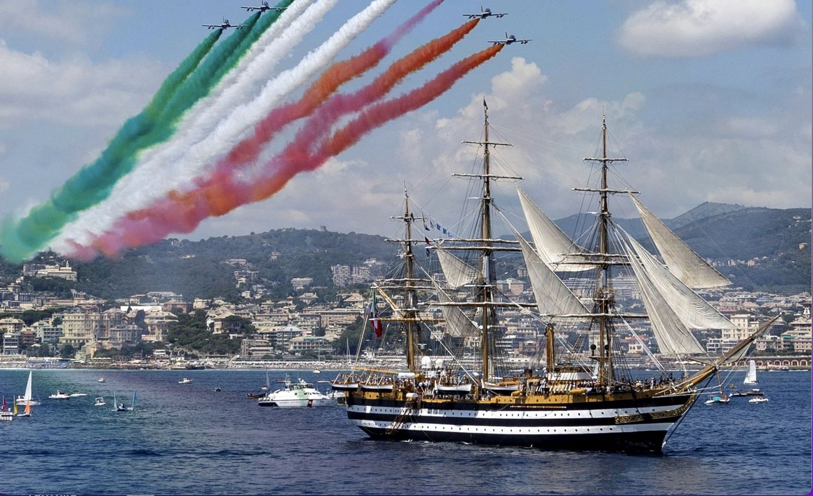 El buque escuela Amerigo Vespucci zarpando de Génova