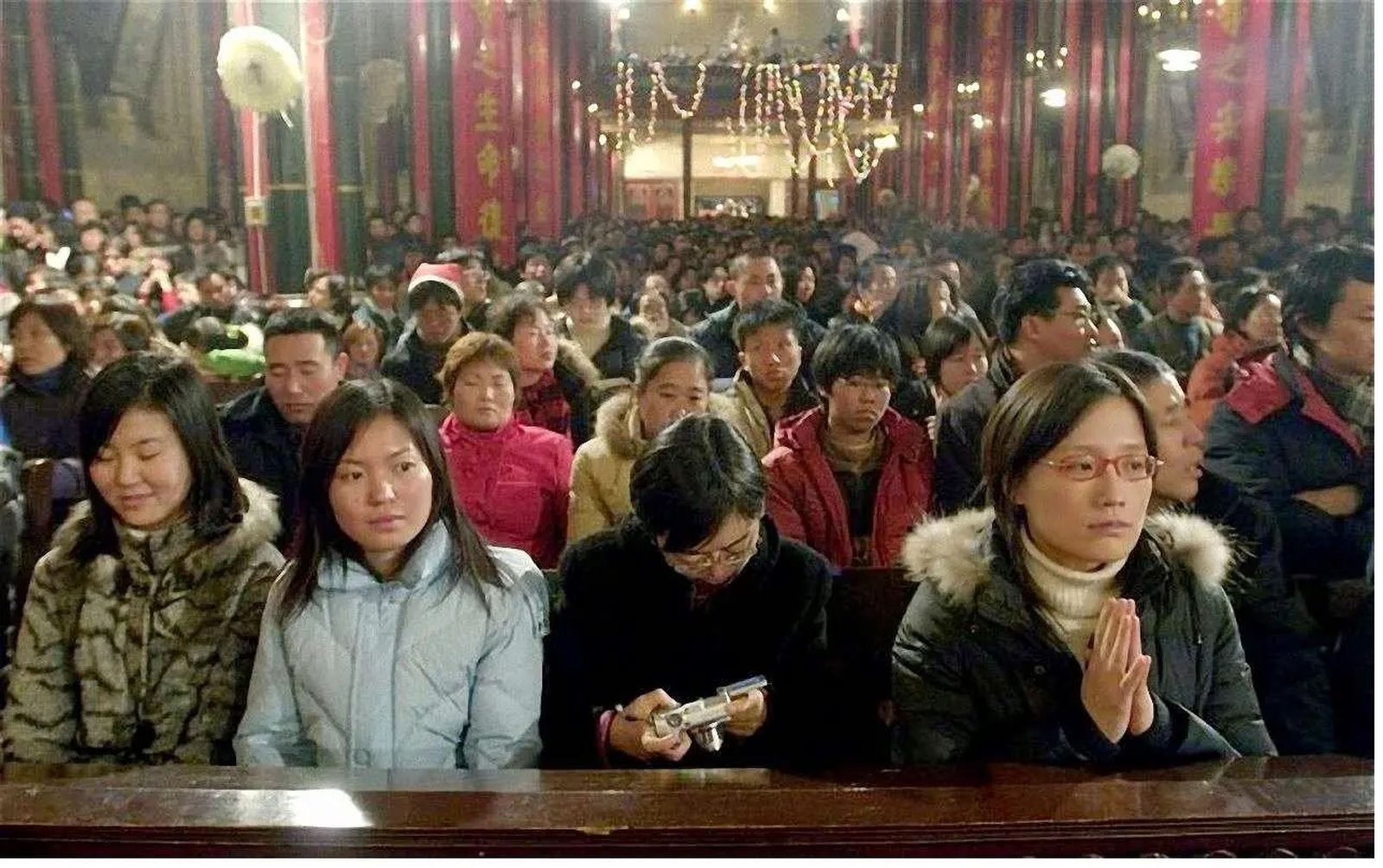 Fieles católicos chinos