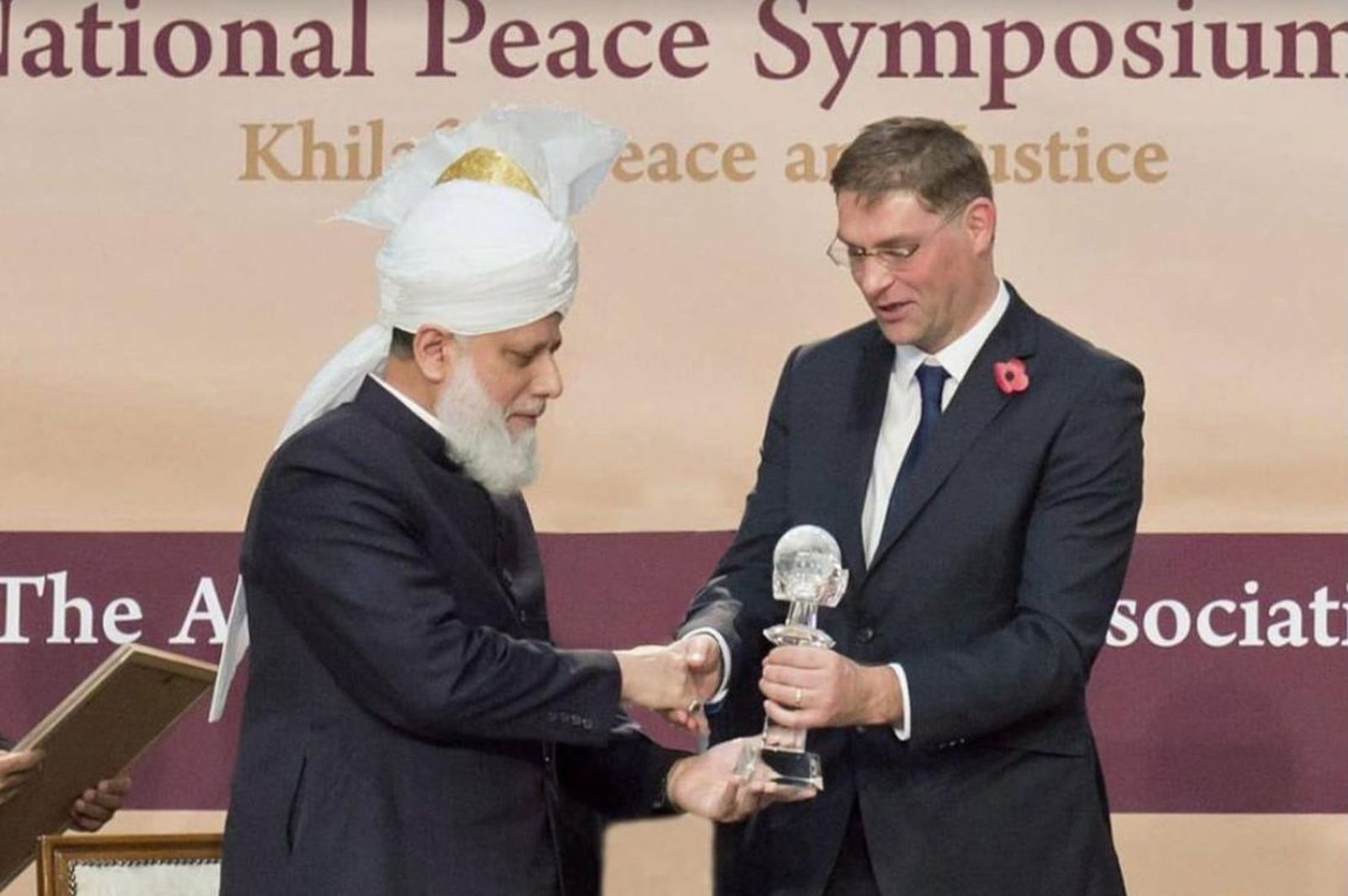 El V Califa en un simposio sobre la paz