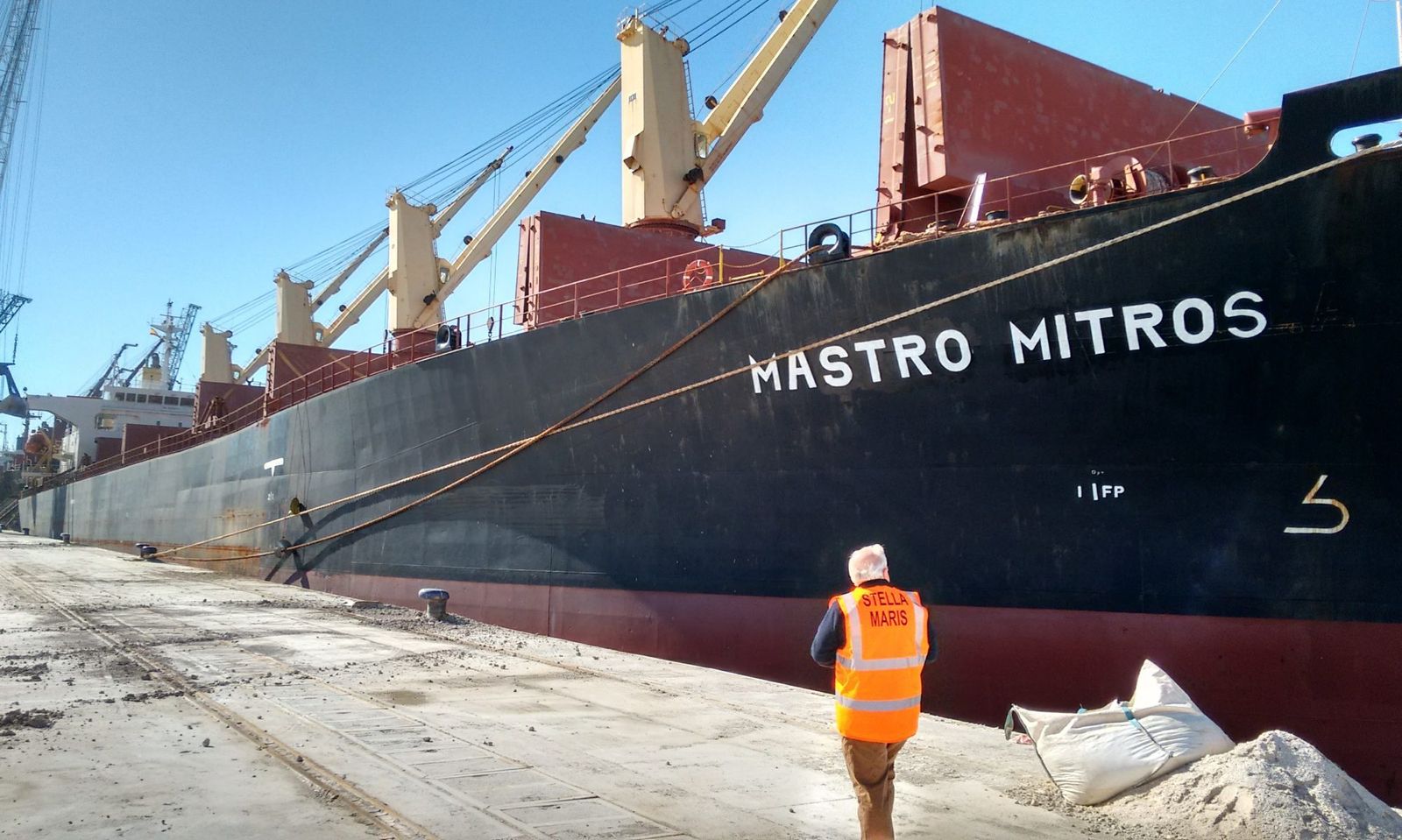 Voluntarios de Stella Maris acuden a la llegada de los barcos.