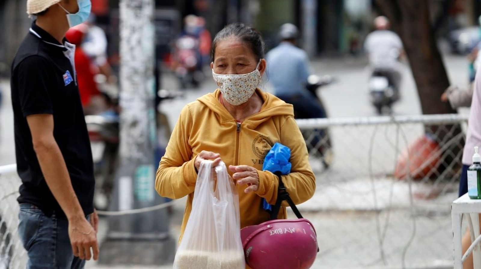 Una mujer utiliza la máquina expendedora de arroz en Vietnam