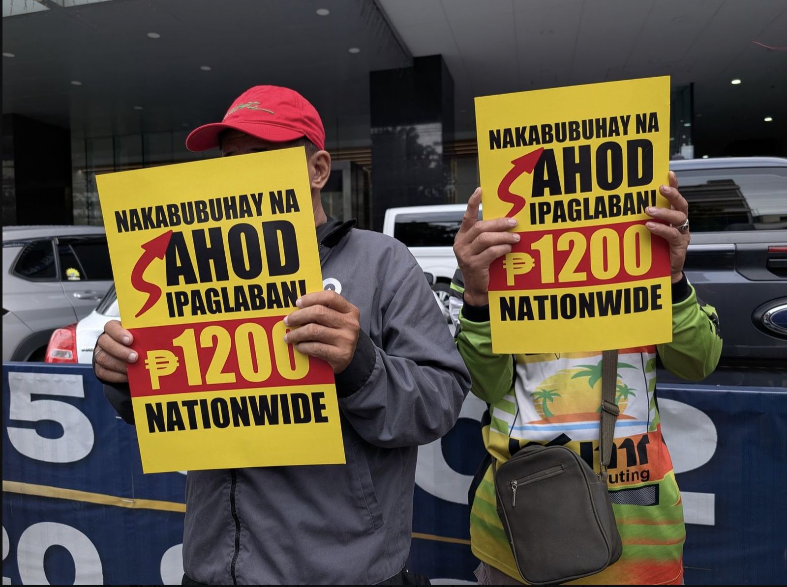Trabajadores filipinos reclamando subidas salariales