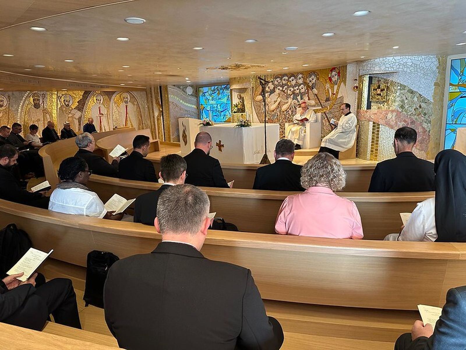 Eucaristía de los secretarios generales en la capilla de Añastro