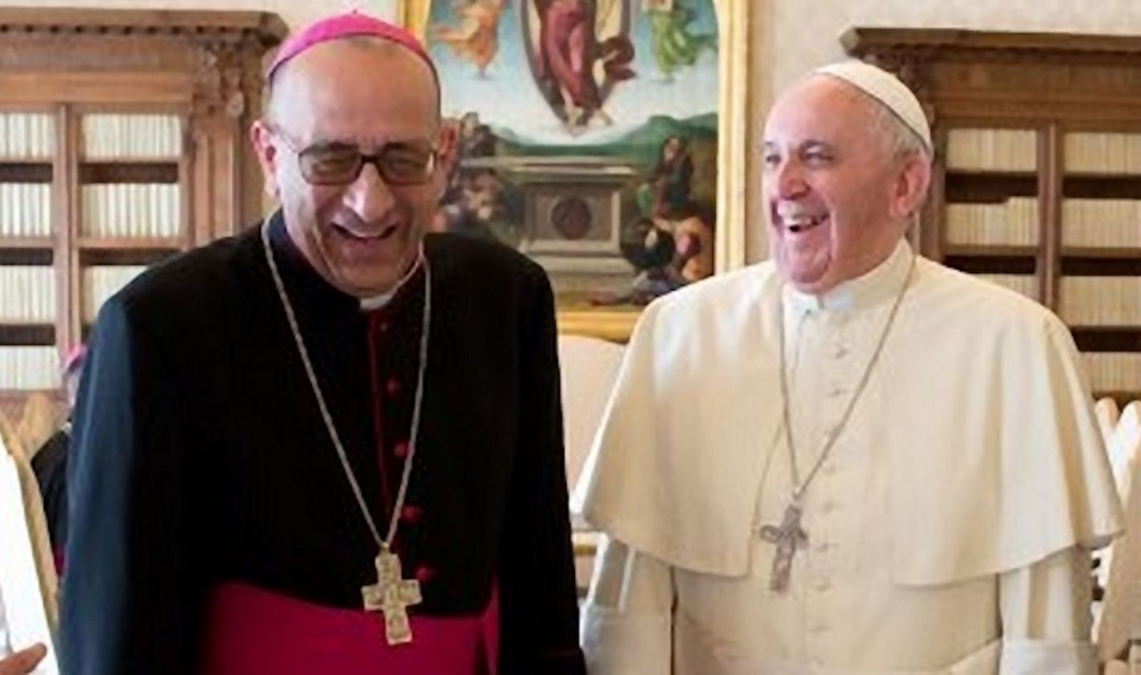 El Papa y el cardenal Omella sde ríen