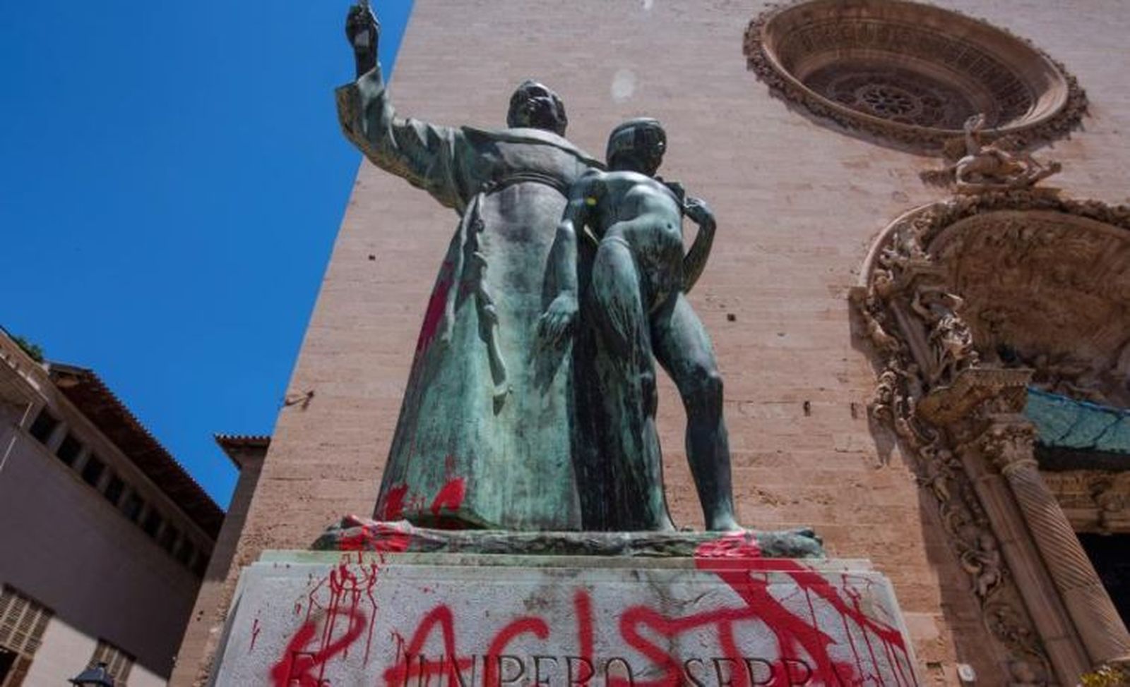 Pintadas en estatua de Junípero Serra en Mallorca