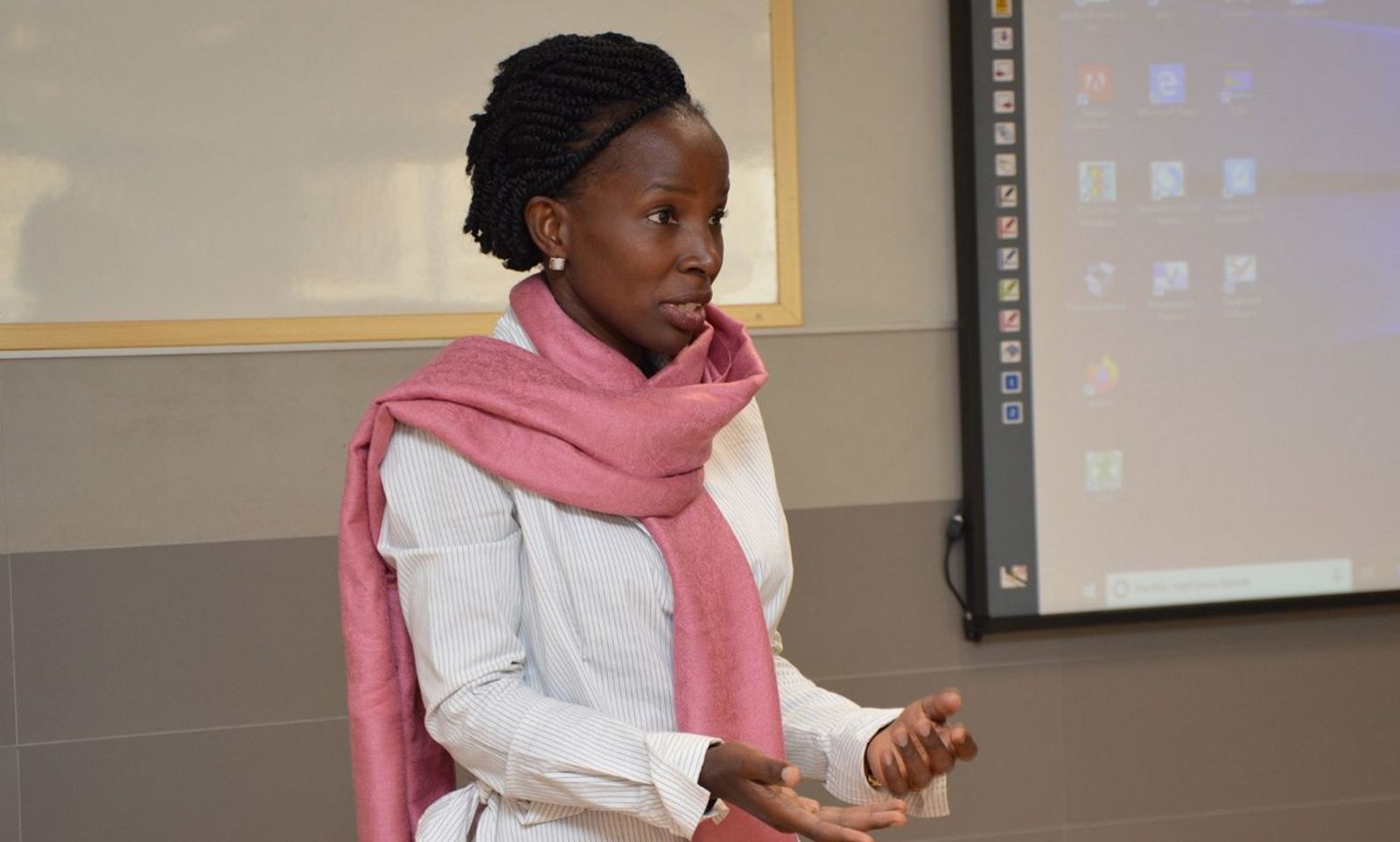 Irene Kyamummi en su charla en la UCV