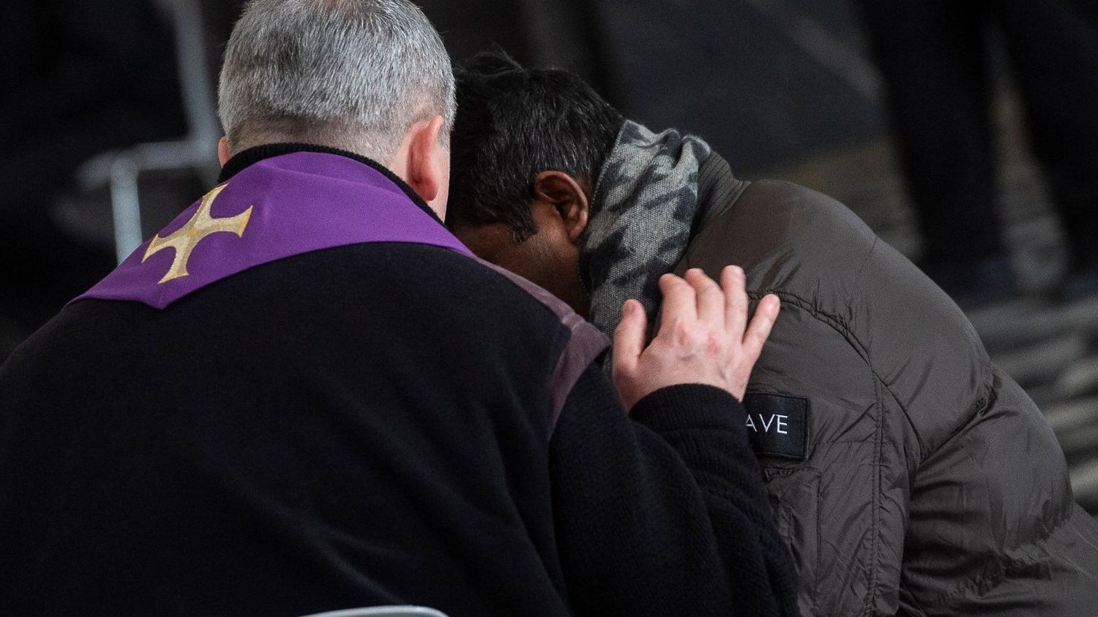 Sacerdote confesando