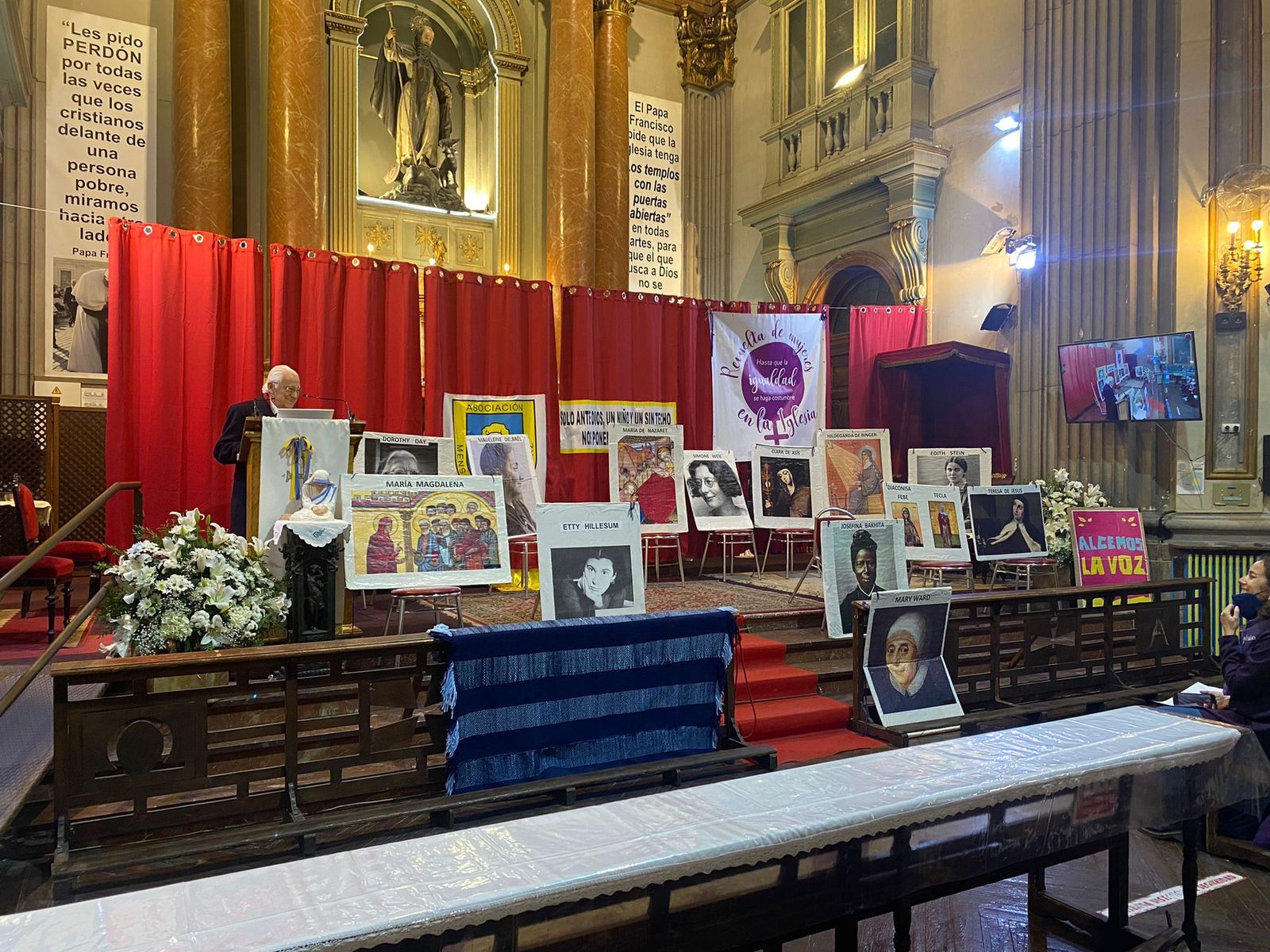 El padre Ángel, con las mujeres en San Antón