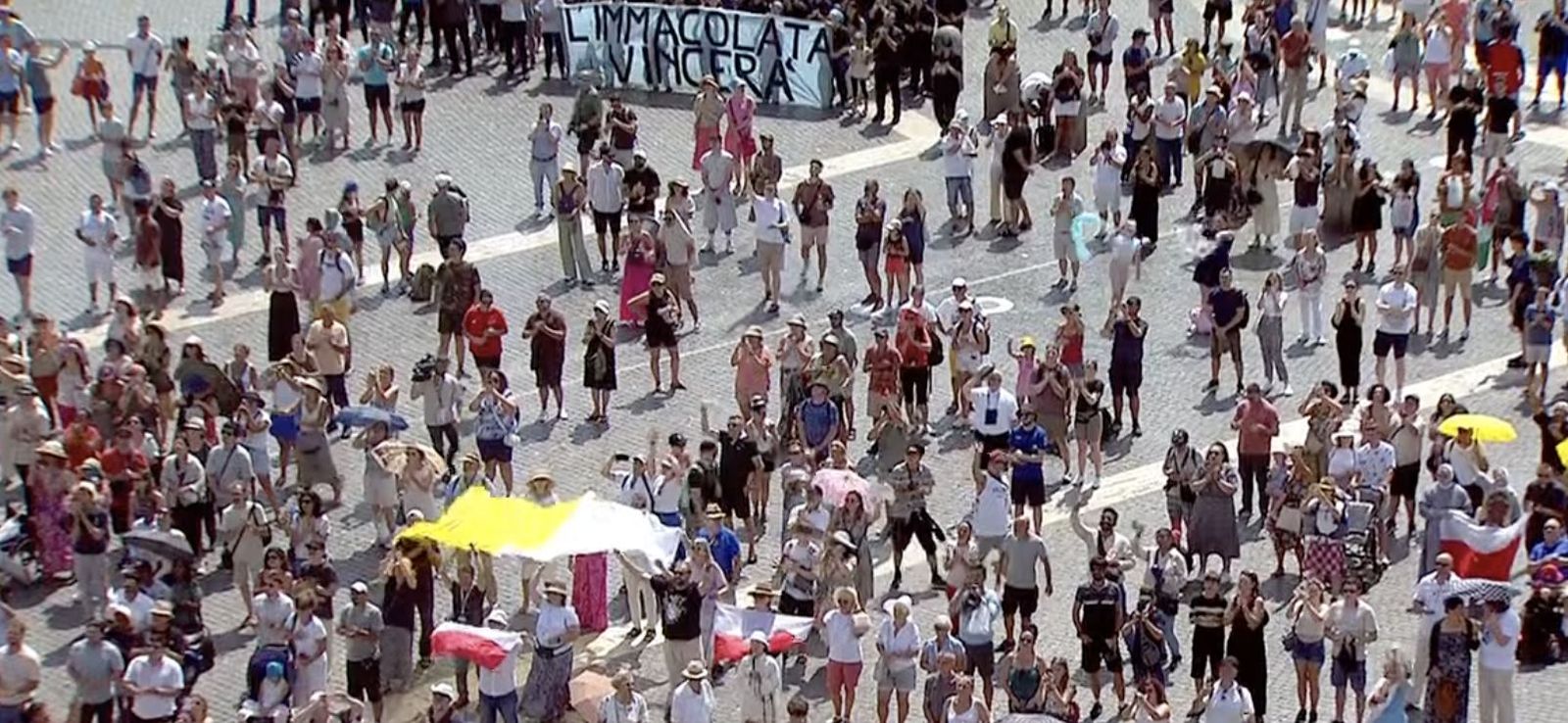 Fieles en el Angelus