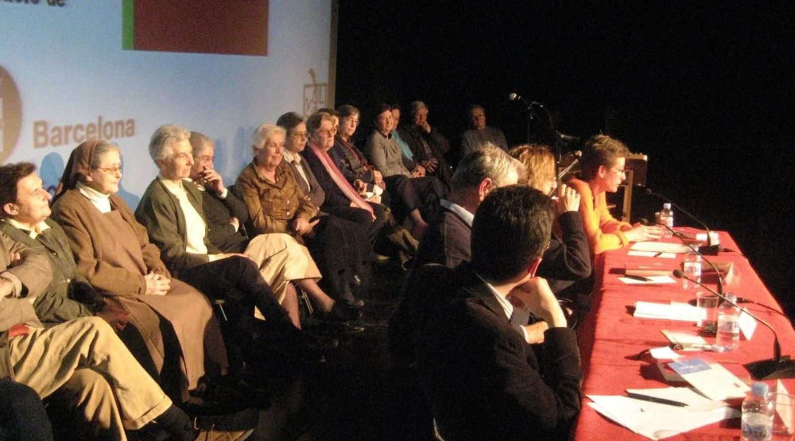 Monges se presentó por primera vez en la Casa de la Mujer de Barcelona, el 7 de abril de 200