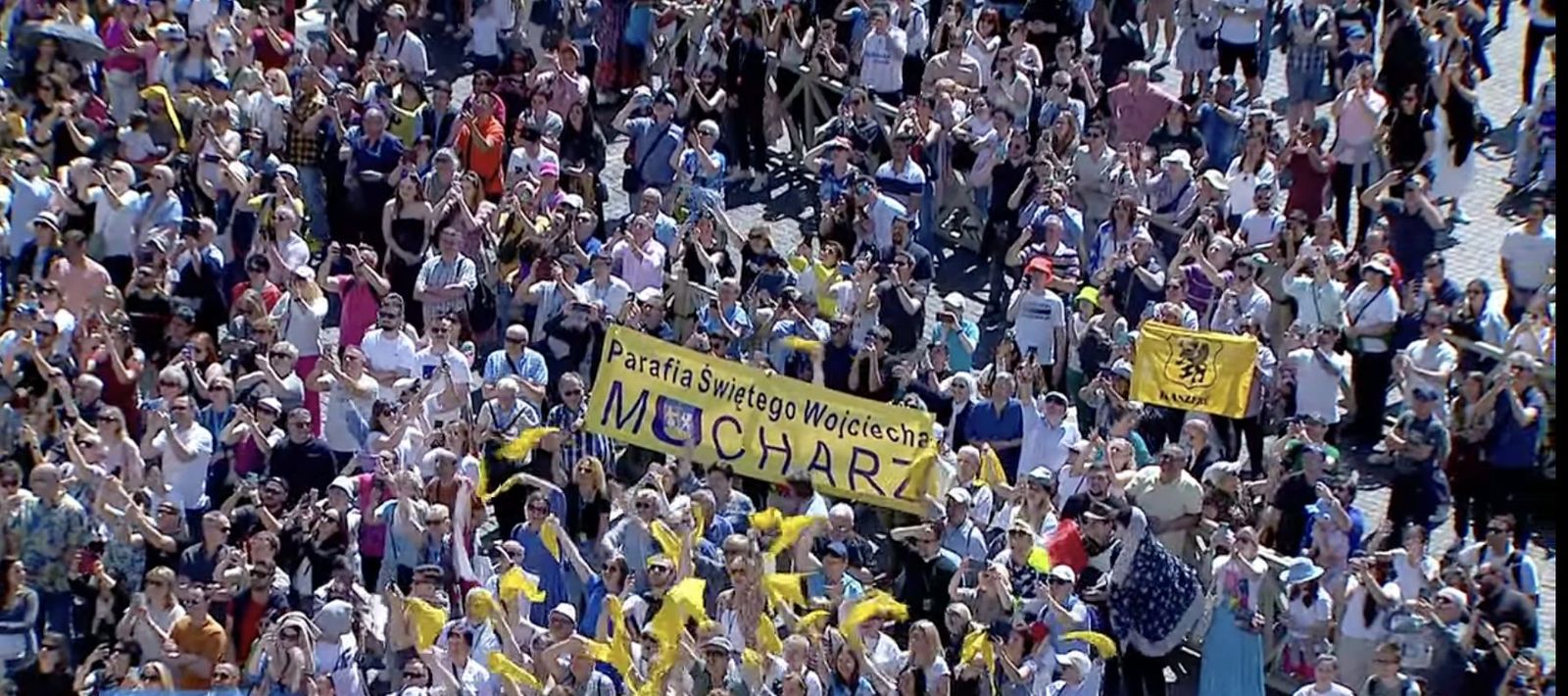 Fieles en San Pedro este domingo de la Misericordia