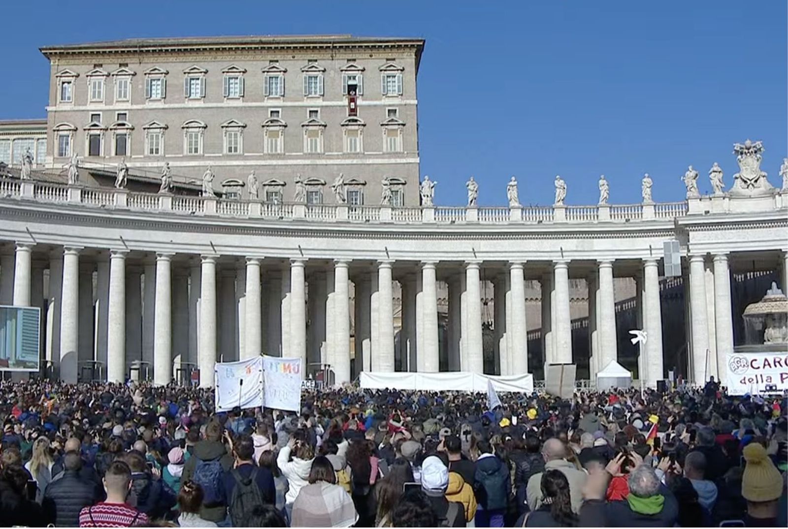 Los fieles escuchan al Papa durate el angelus