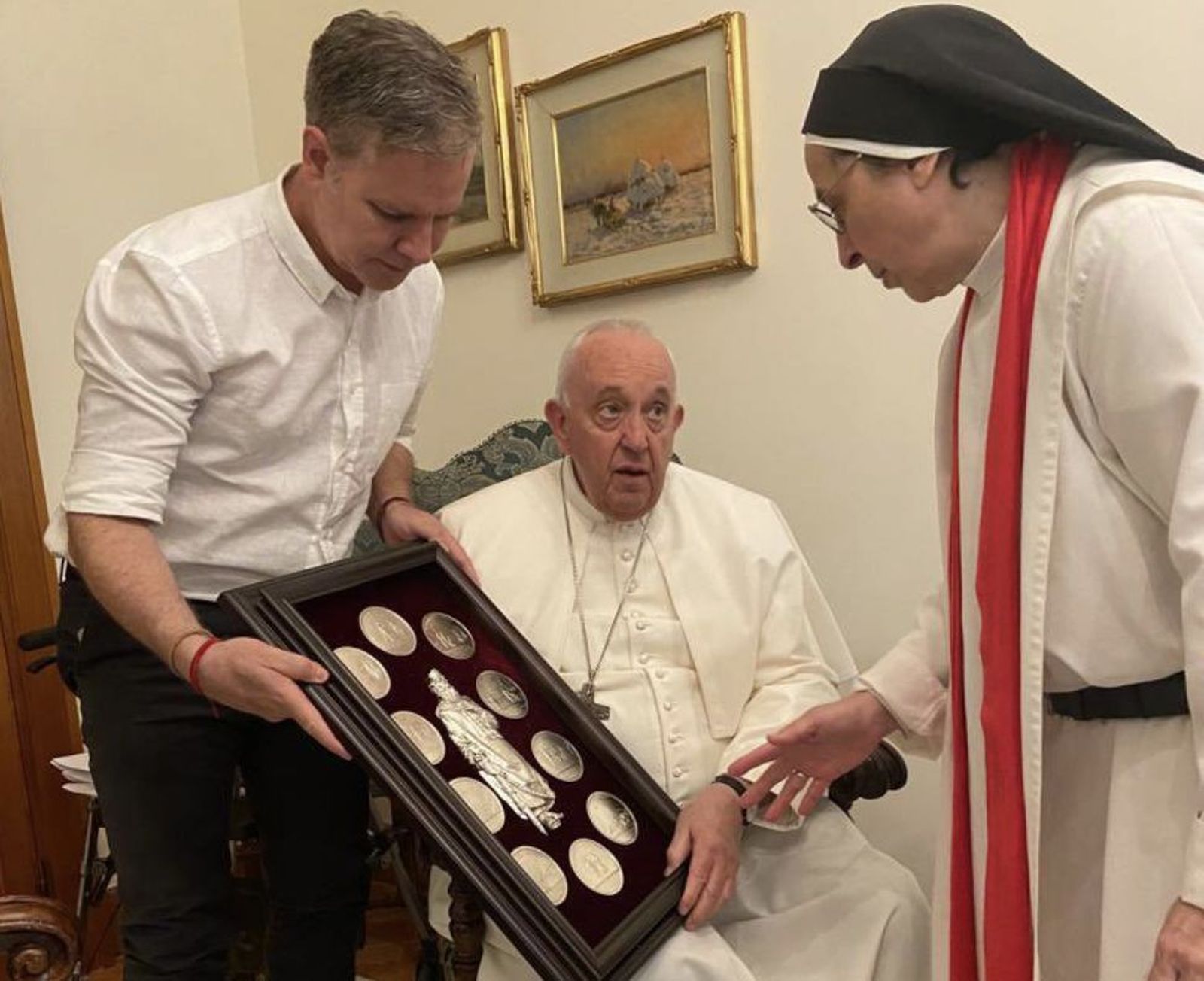 Francisco con sor Lucía y Juan Carlos Cruz