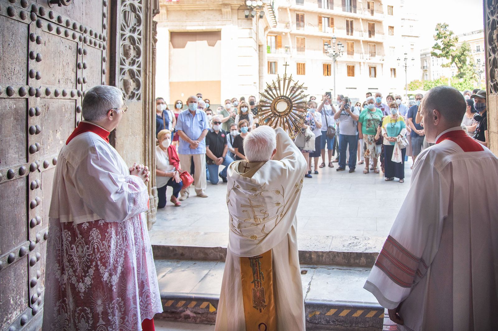Cañizares asoma la custodia a la puerta de la catedral