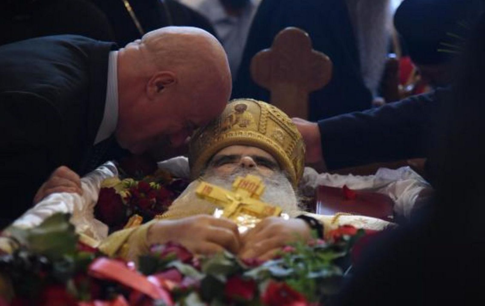 Un hombre llora junto al cadáver del obispo de Montenegro en Podgorica