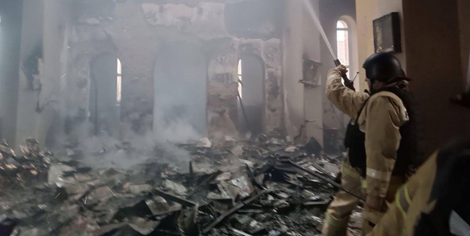 Los bomberos intentan extinguir el incendio