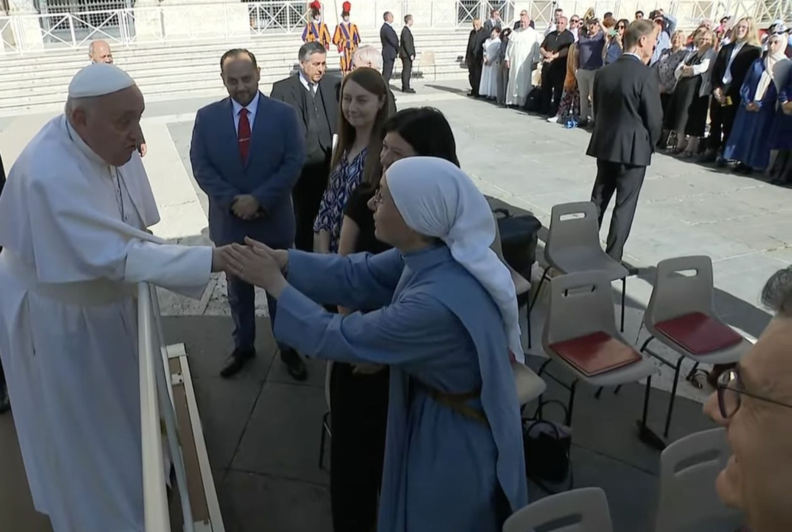 El Papa saluda a los lectores de las citas del Evangelio en las audiencias