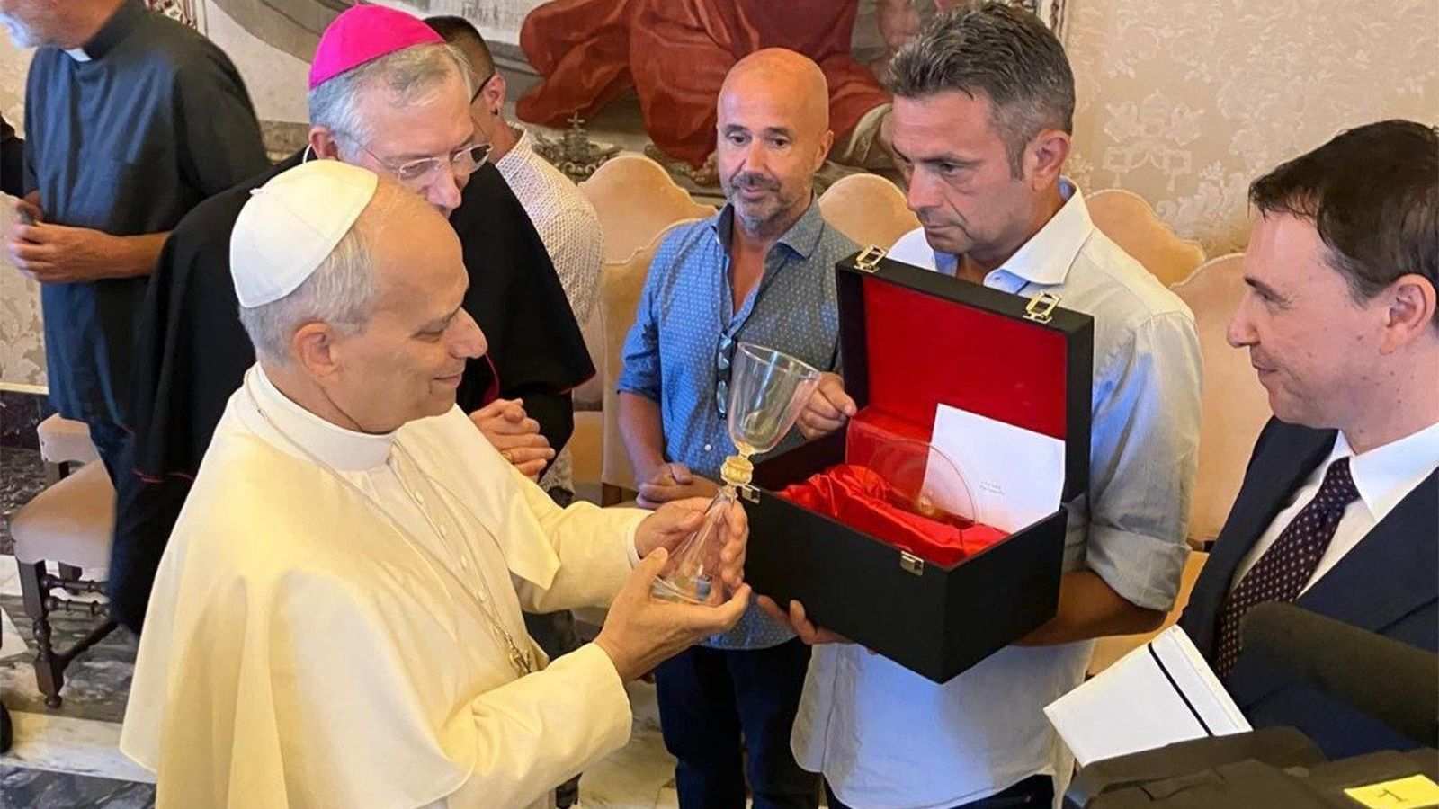 Uno de los reclusos entrega un cáliz al Papa