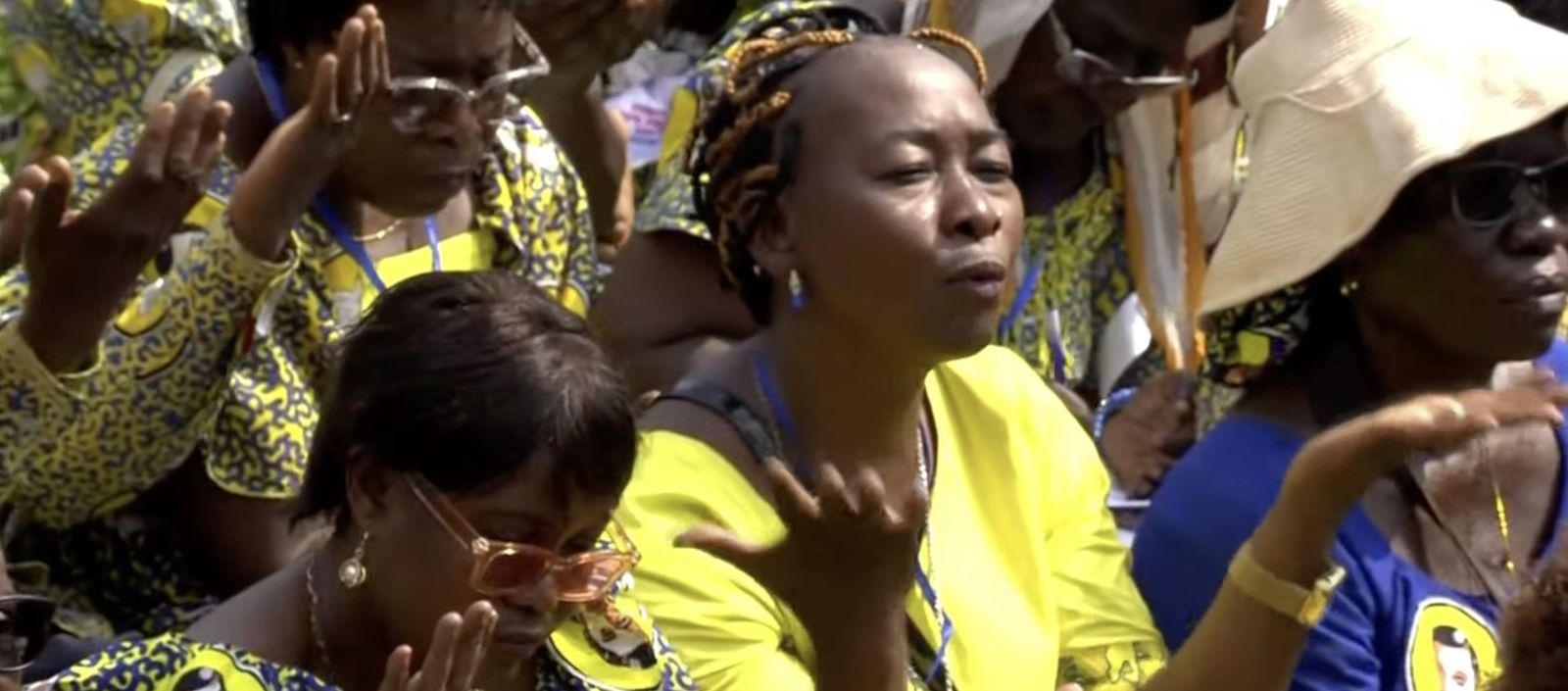 Manos abiertas ante el Papa