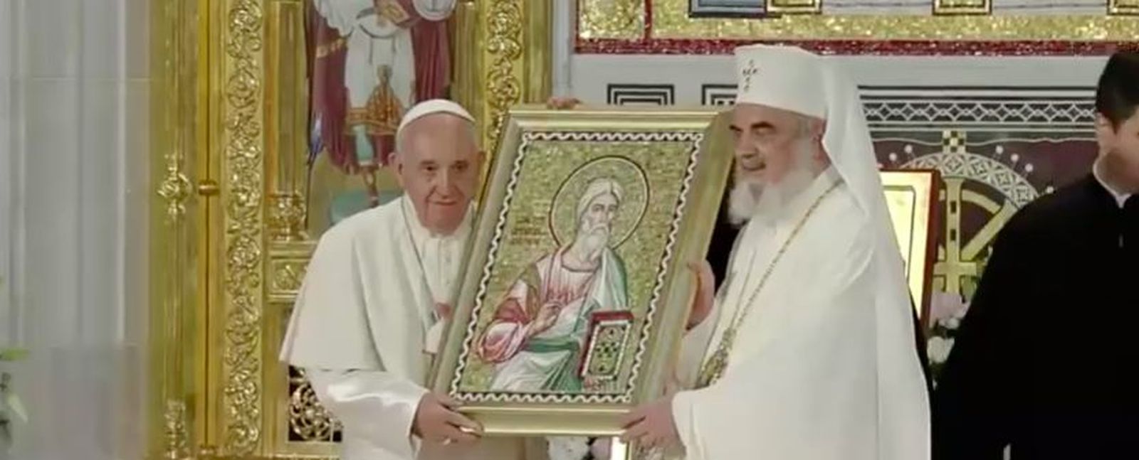 Francisco y Daniel, junto a un icono de San Andrés