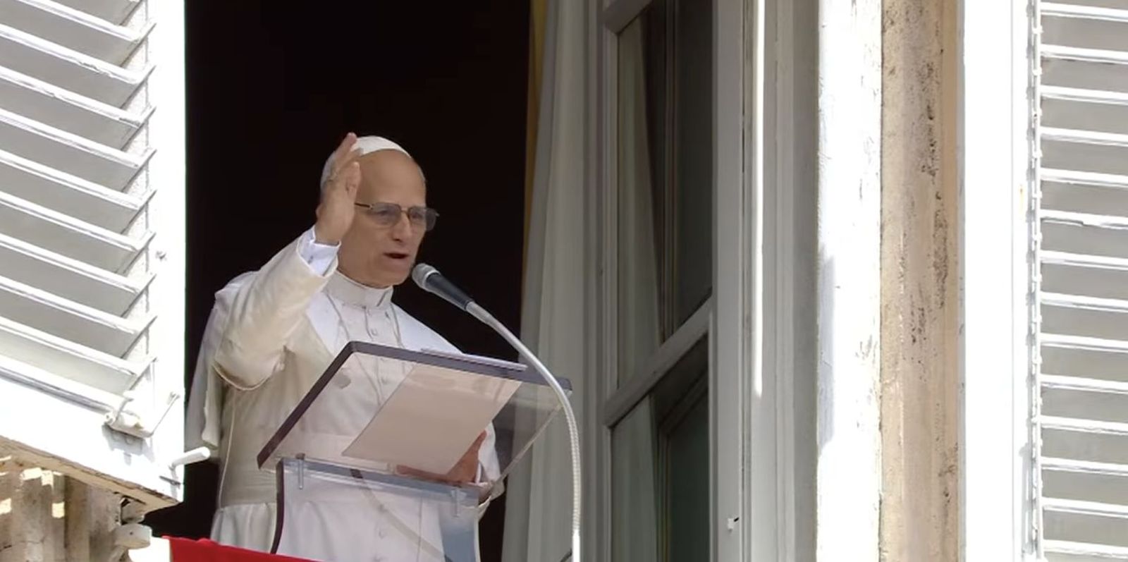 León XIV saluda a los fieles en el Angelus