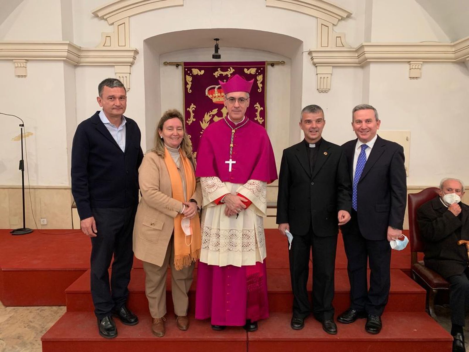 El arzobispo castrense, un capellan y dos diaconos