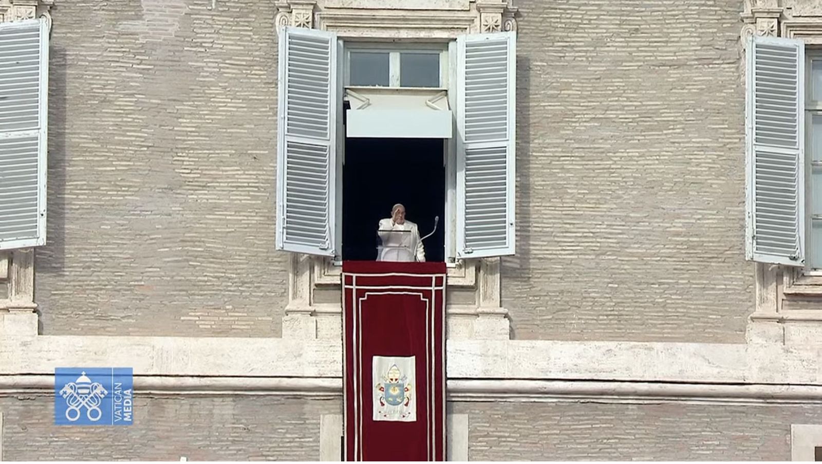 Francisco volvió a asomarse al balcón para rezar el ángelus