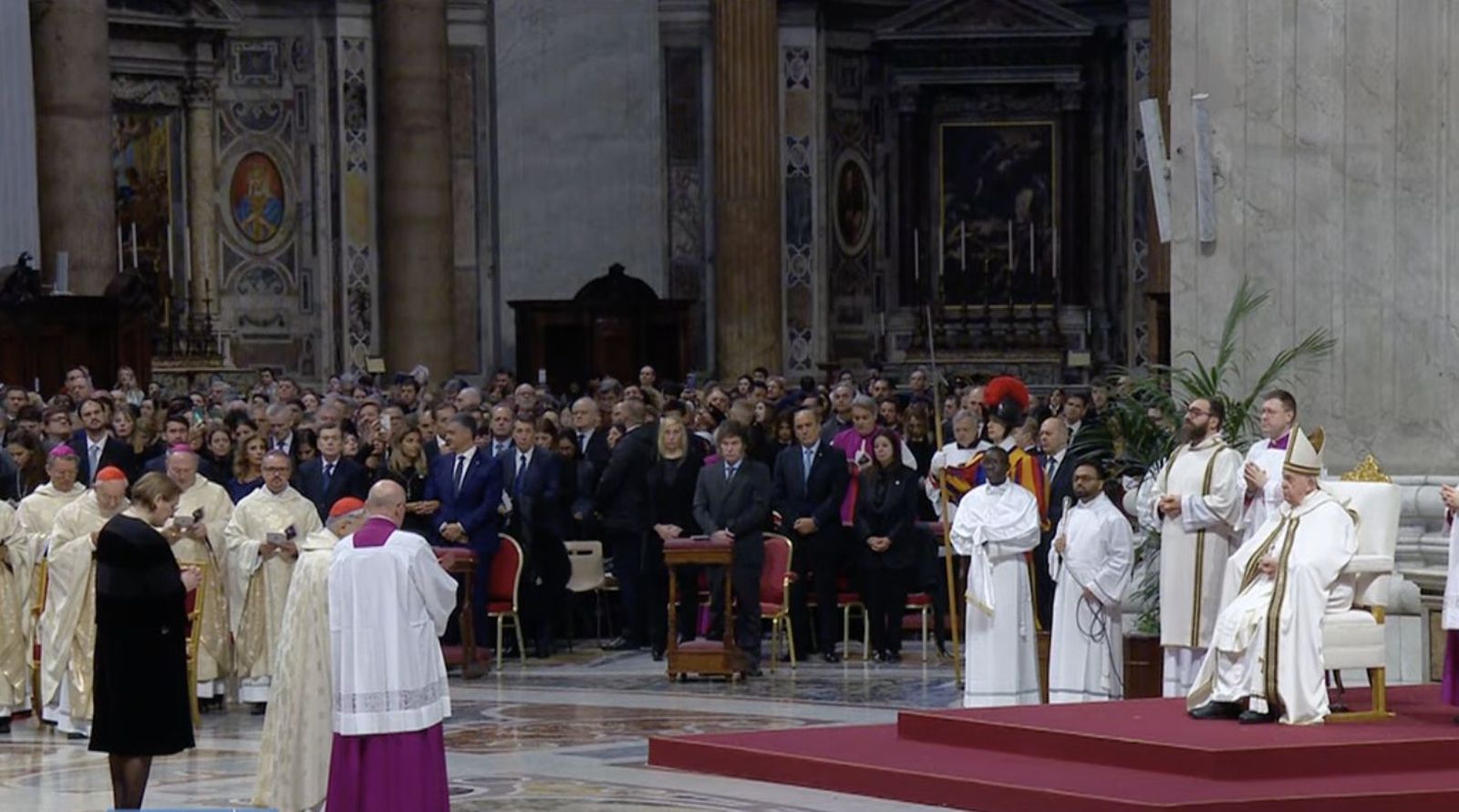 Milei, a la derecha del Papa, escucha la fórmula de canonización de Mama Antula